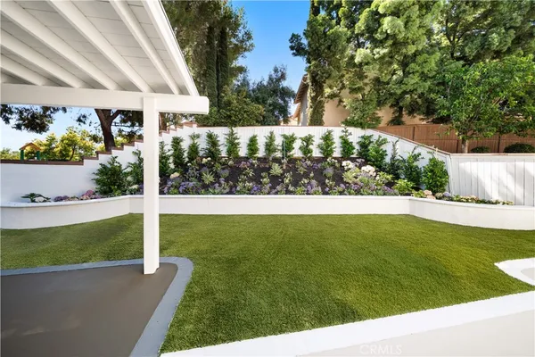 a view of a back yard