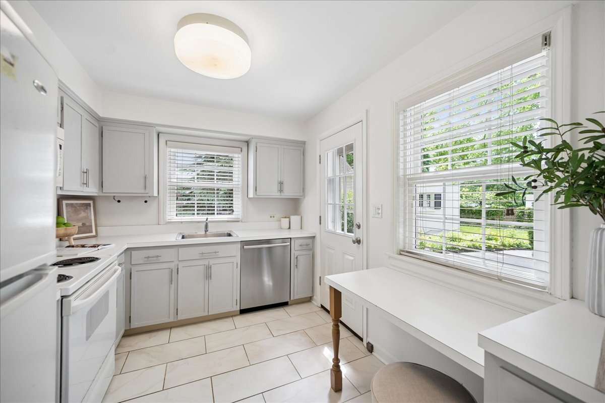 712 Juniper Road Glenview, IL 60025 - Photo 12 of 33 a kitchen with a stove a sink and a refrigerator