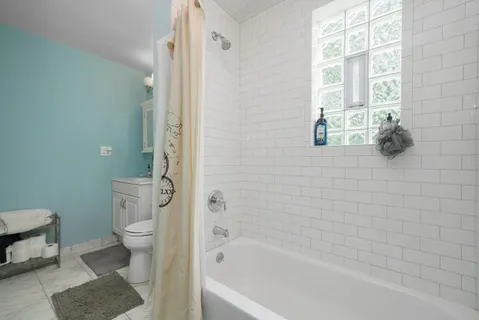 $2,300 | 1527 North Claremont Avenue, Unit 2R, Chicago, IL 60622
