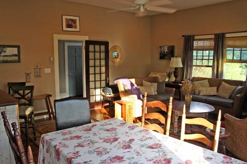 1970 Moore Road Northeast Floyd, VA 24091 - Photo 4 of 49 Living (800x534)