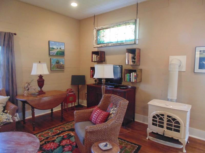 1970 Moore Road Northeast Floyd, VA 24091 - Photo 7 of 49 living5 (800x600)