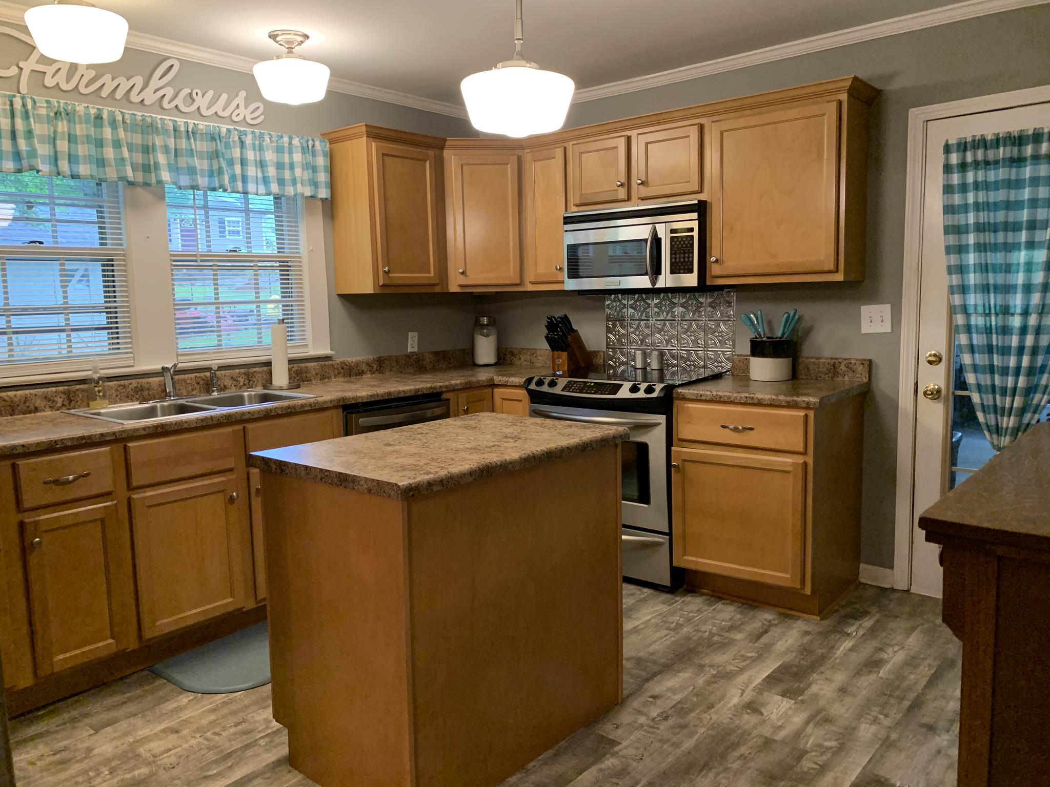 Lots of cabinets, counter top space, and a separate work island in this kitchen!!