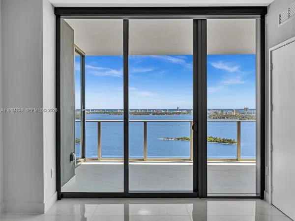 $9,500 | 711 Northeast 23rd Terrace, Unit 3303, Miami, FL 33137