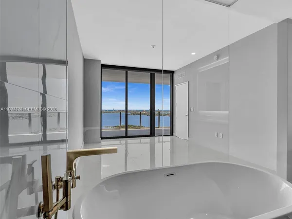 $9,500 | 711 Northeast 23rd Terrace, Unit 3303, Miami, FL 33137