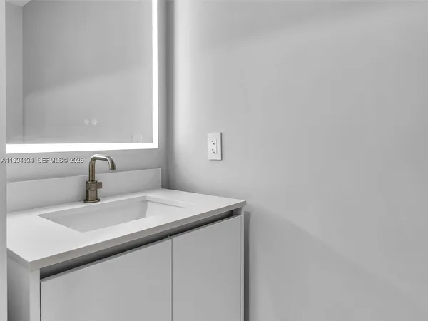 $9,500 | 711 Northeast 23rd Terrace, Unit 3303, Miami, FL 33137