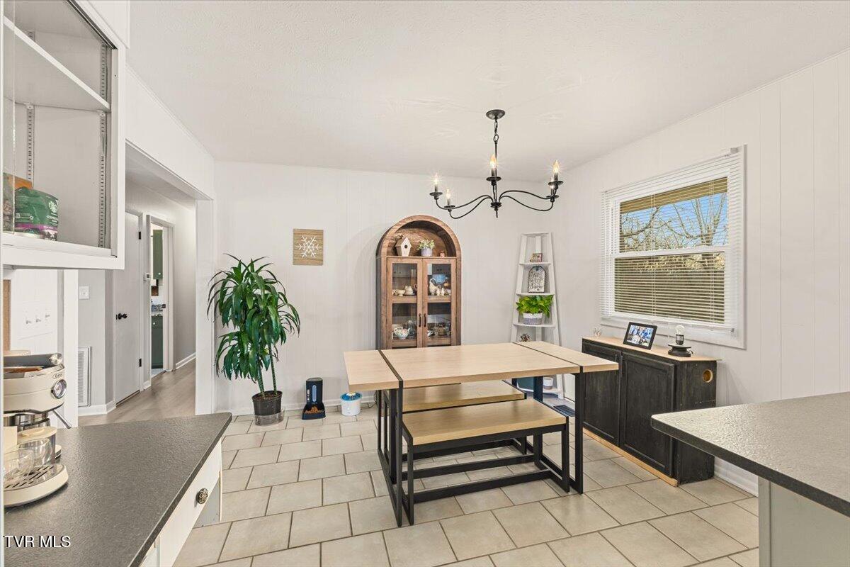 204 Thompson Street Kingsport, TN 37660 - Photo 12 of 46 22-128A3709