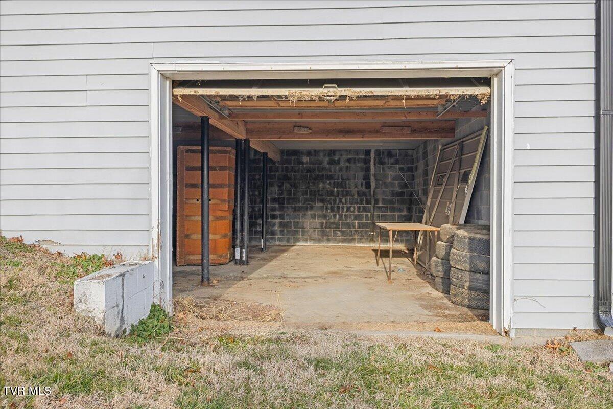 204 Thompson Street Kingsport, TN 37660 - Photo 36 of 46 36-128A3759