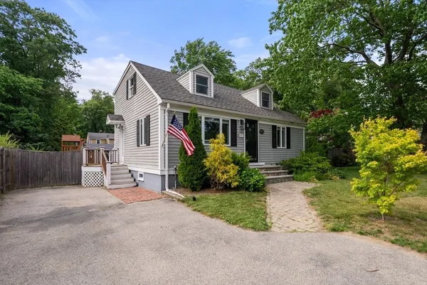 $865,000 | 169 Pond Street, Cohasset, MA 02025