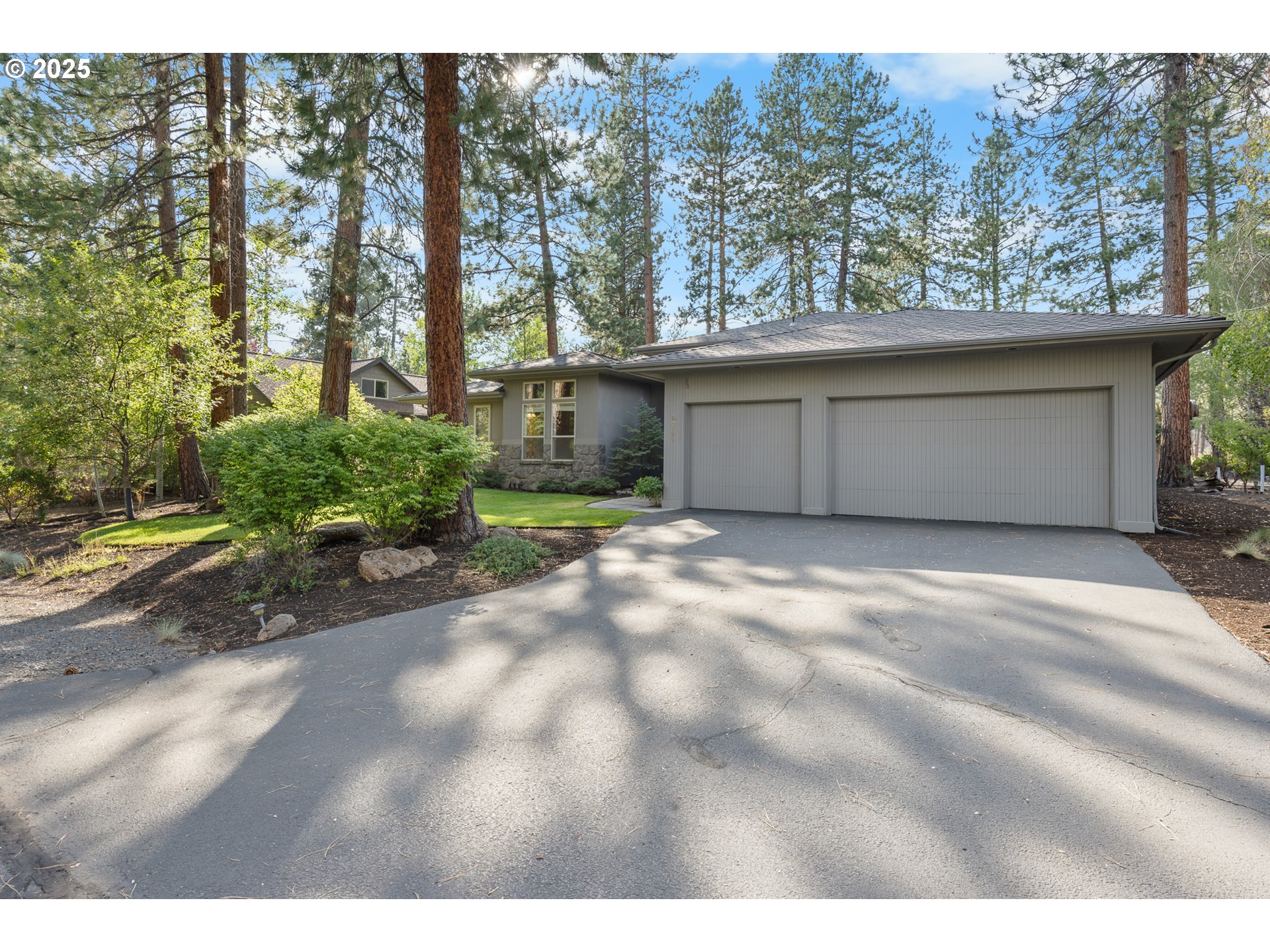 60799 Currant Way Bend, OR 97702 - Photo 22 of 28 a view of a garage
