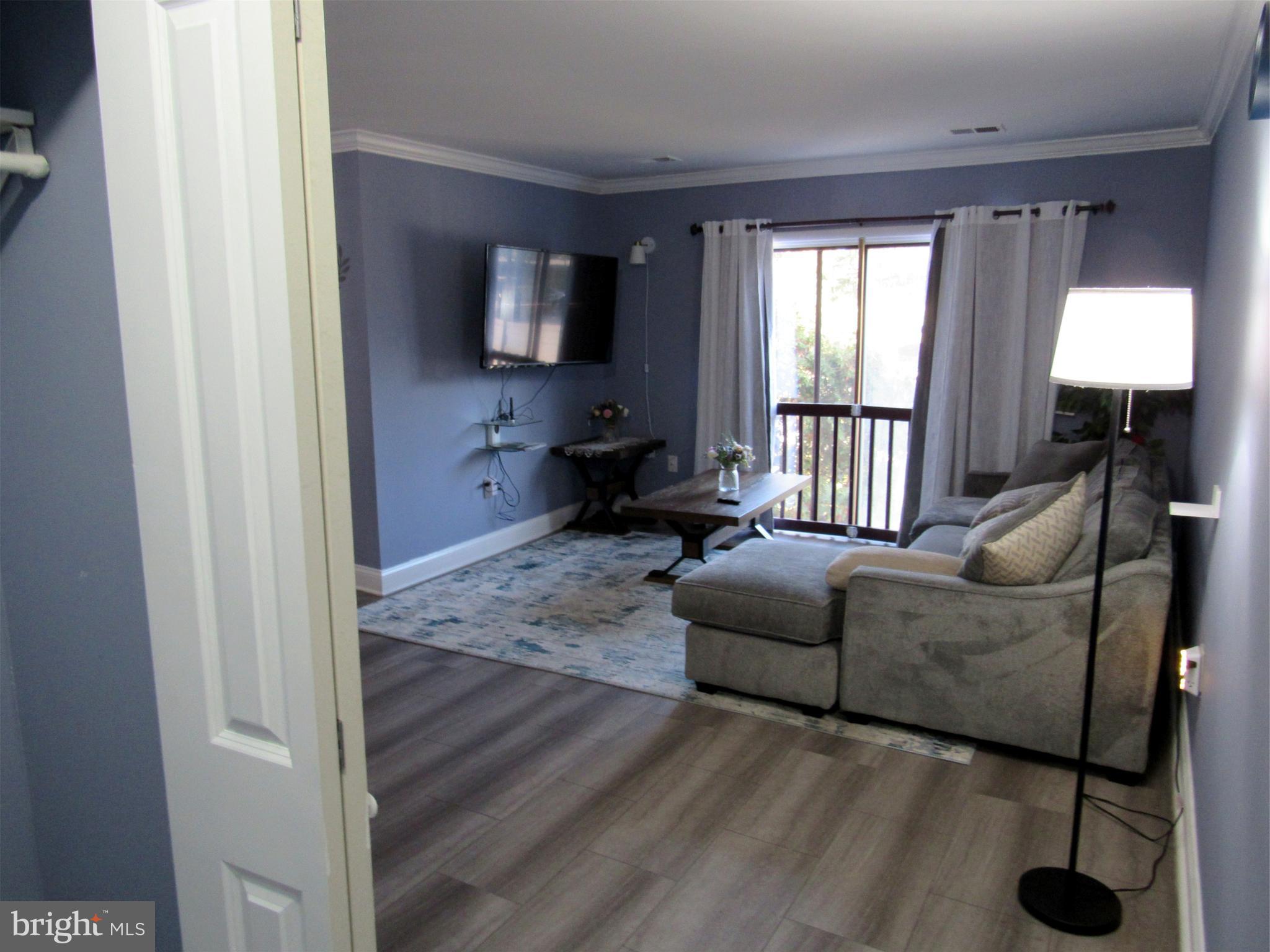 3924 Rolling Rd., Unit B6 Baltimore, MD 21208 - Photo 3 of 23 Entry view of Living Room