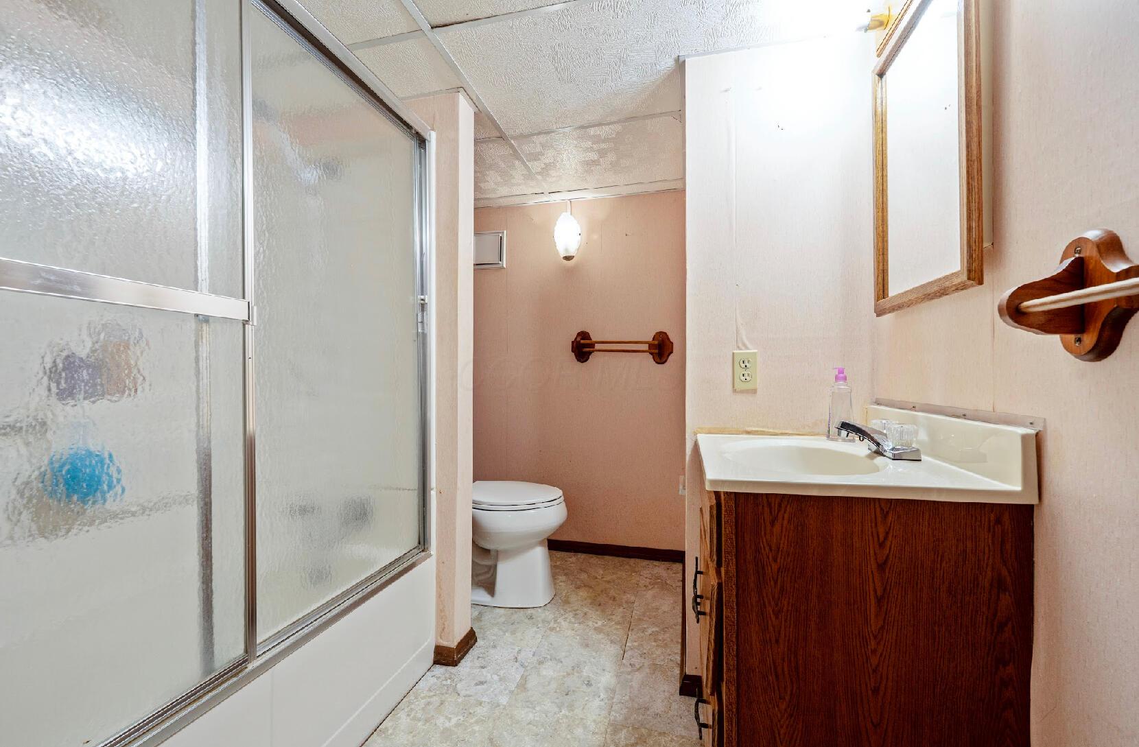 300 Stockbridge Road Columbus, OH 43207 - Photo 25 of 40 This is the full bathroom in the basement