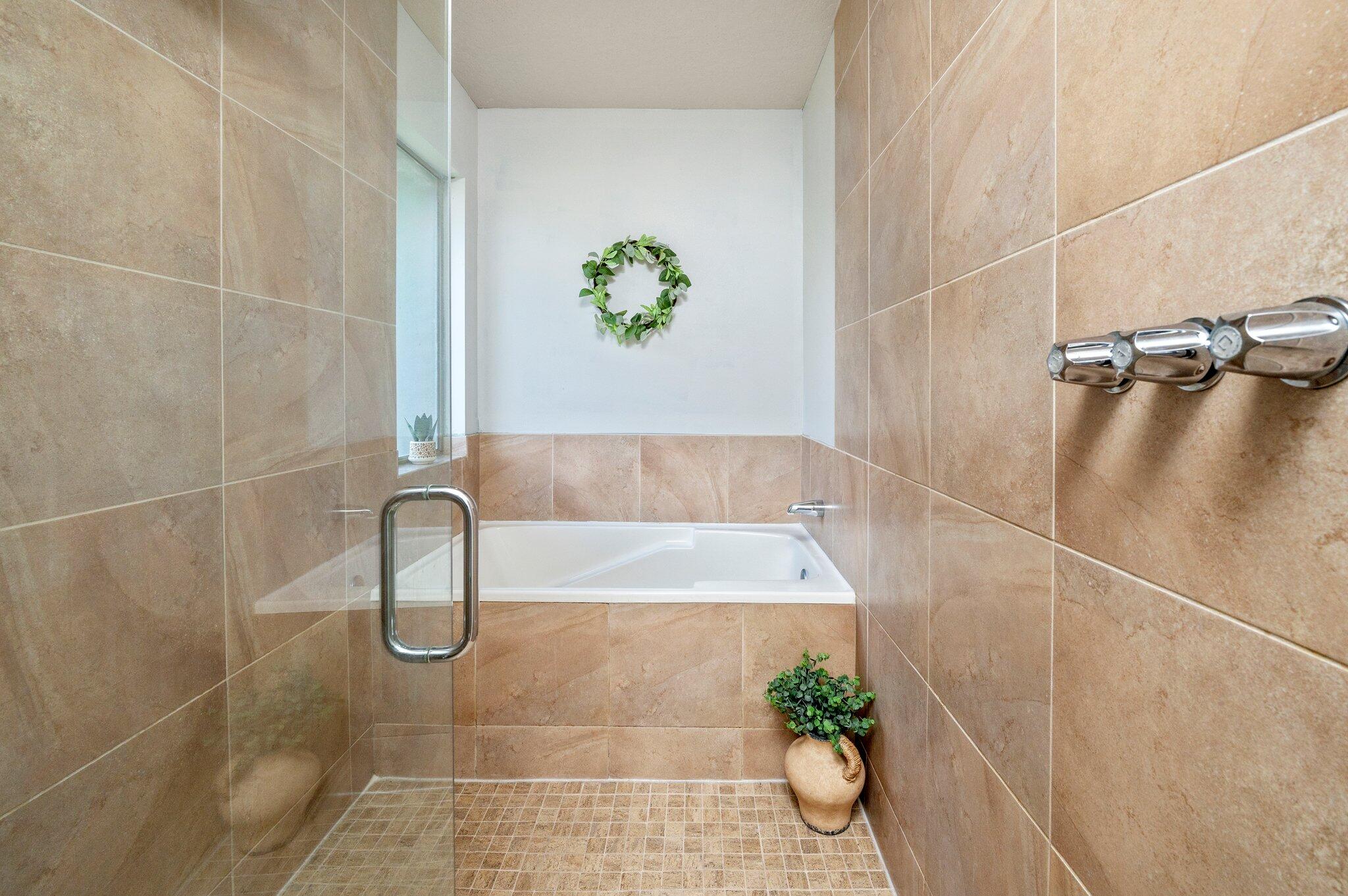 5280 Moore Loop Crestview, FL 32536 - Photo 33 of 54 a bath tub with a shower