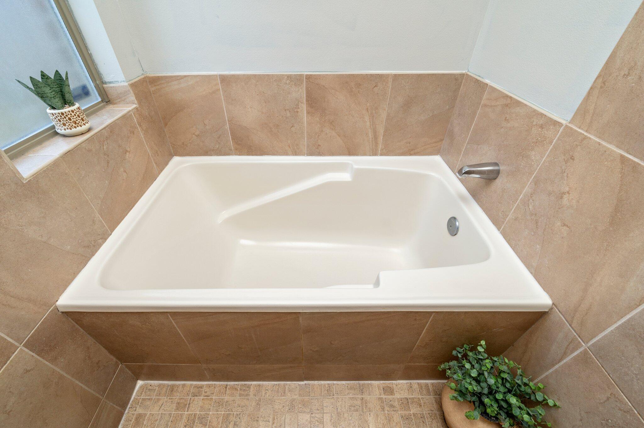5280 Moore Loop Crestview, FL 32536 - Photo 35 of 54 a bathroom with a bathtub