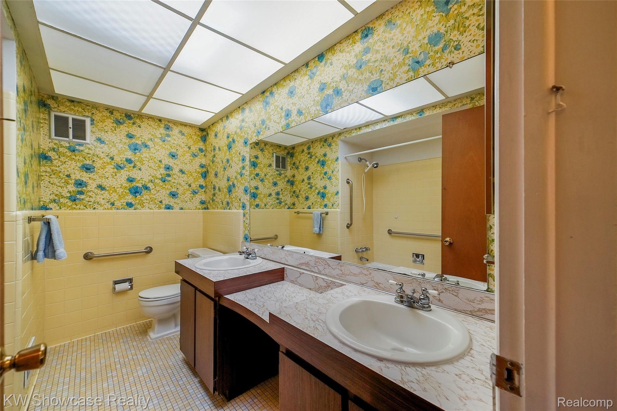 34264 Greentrees Road Sterling Heights, MI 48312 - Photo 22 of 42 Entry full Bath w/ dual sinks, all ceramic, natural daylight skylight.