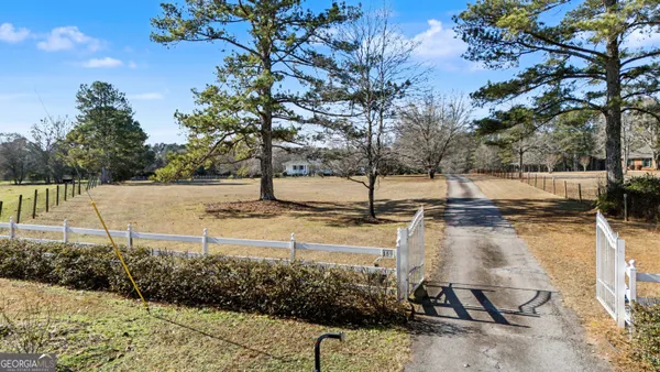 a view of a yard with an house