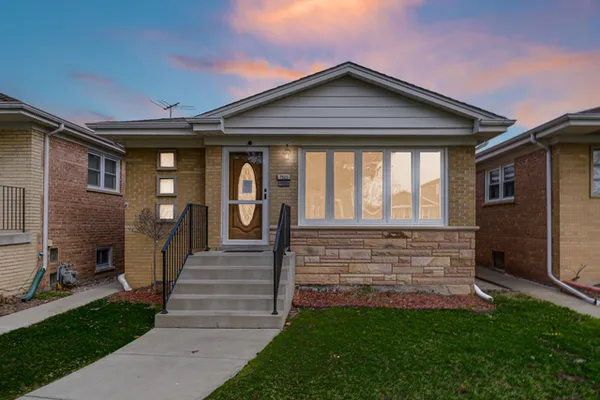 $3,000 | 7520 West Carmen Avenue, Harwood Heights, IL 60706