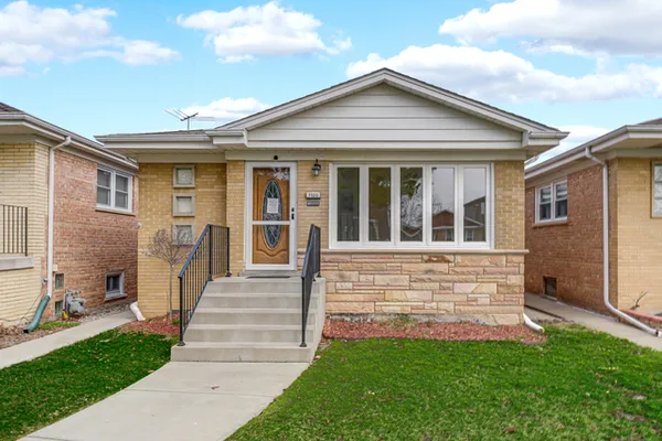 $3,000 | 7520 West Carmen Avenue, Harwood Heights, IL 60706