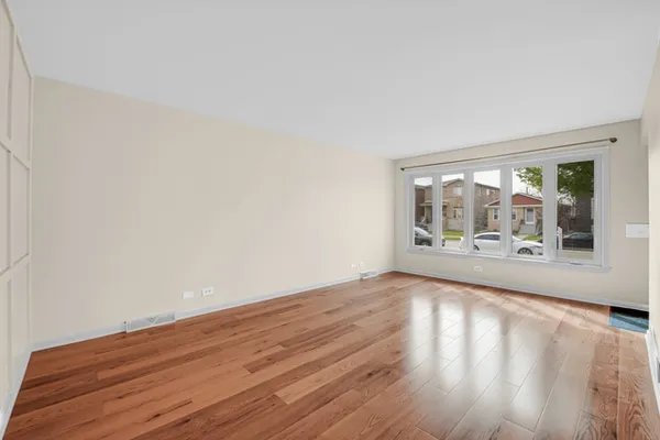 $3,000 | 7520 West Carmen Avenue, Harwood Heights, IL 60706