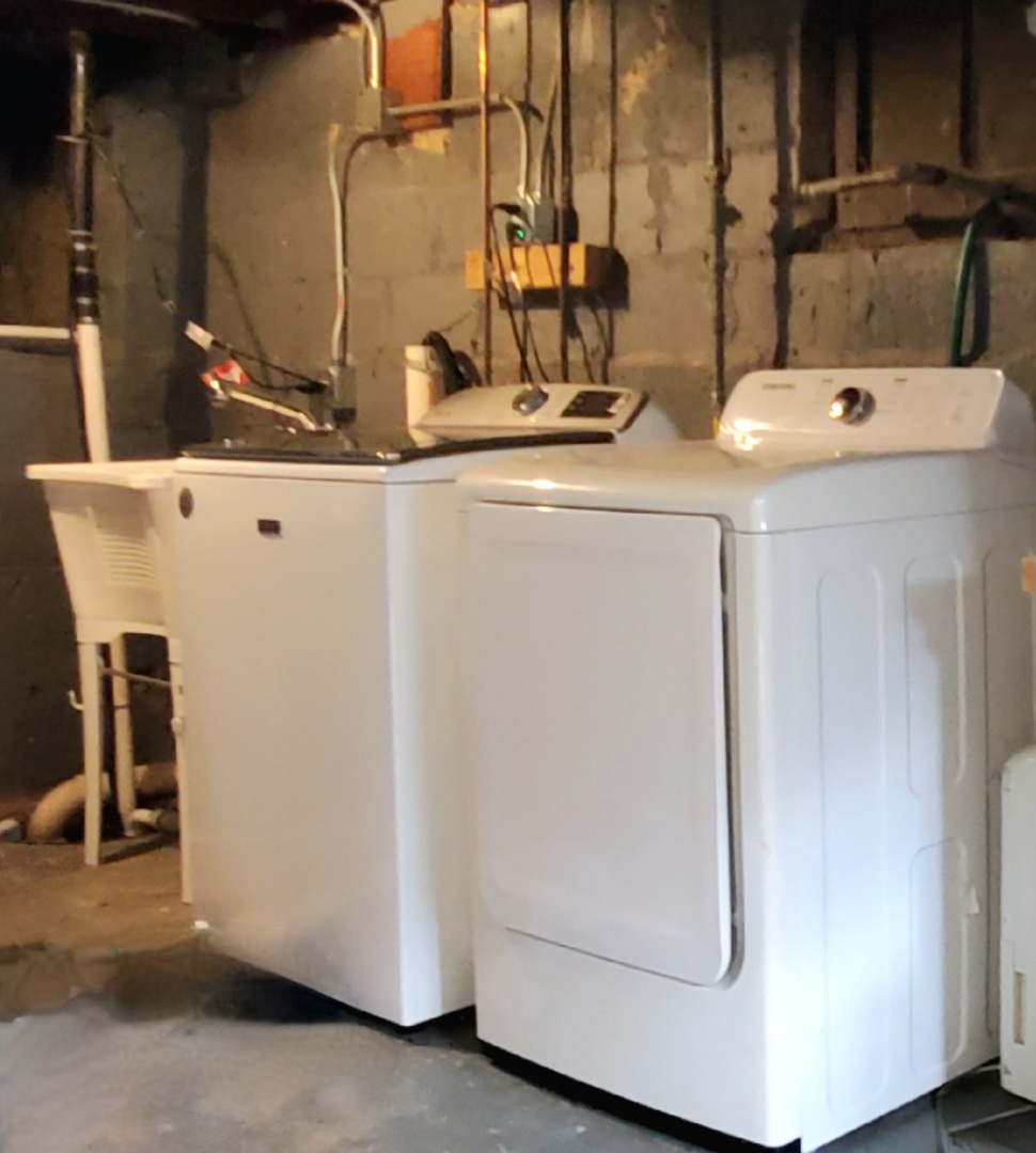 91 Lippincott Road Fox Lake, IL 60020 - Photo 20 of 40 a utility room with dryer and washer