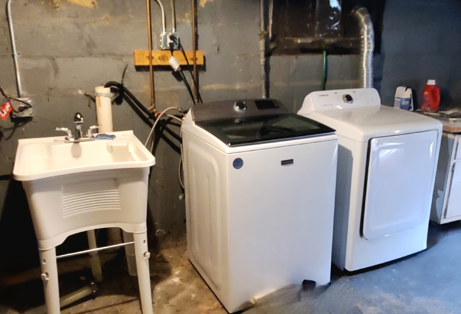 91 Lippincott Road Fox Lake, IL 60020 - Photo 21 of 40 a utility room with dryer and washer