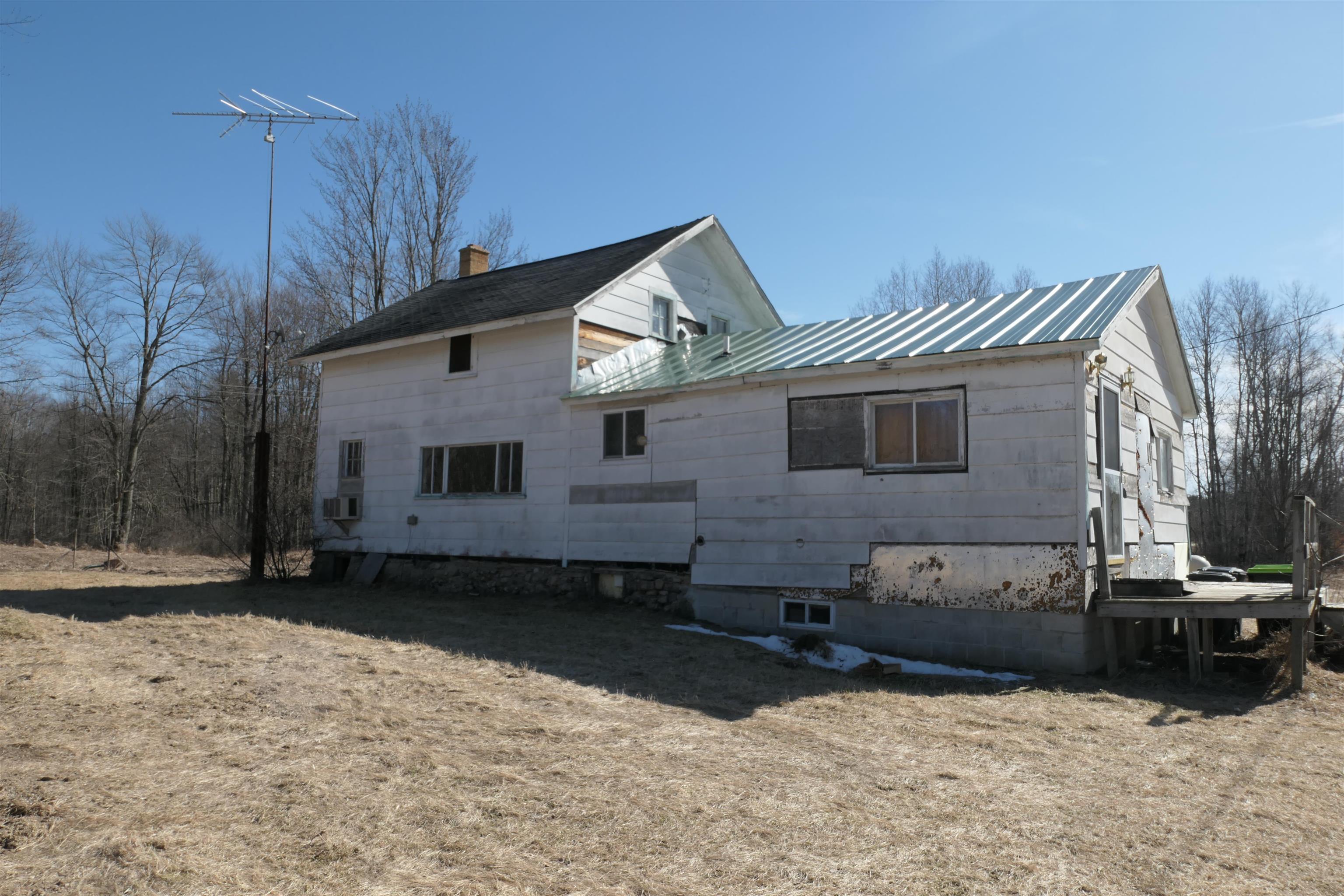 7483 North Gilmore Road Farwell, MI 48622 - Photo 11 of 24 1919861-a1f4376e-c11b-4b7c-9d1c-e14b2b130fa6.JPG