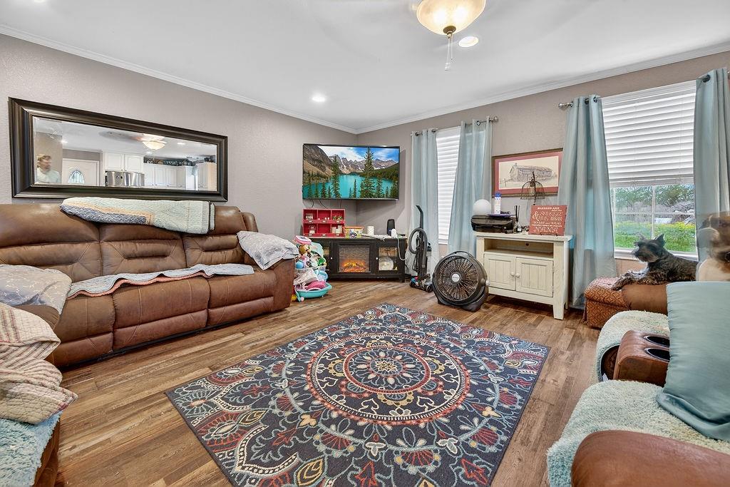 9474 Fm 804 Larue, TX 75770 - Photo 16 of 25 a living room with furniture and a large window