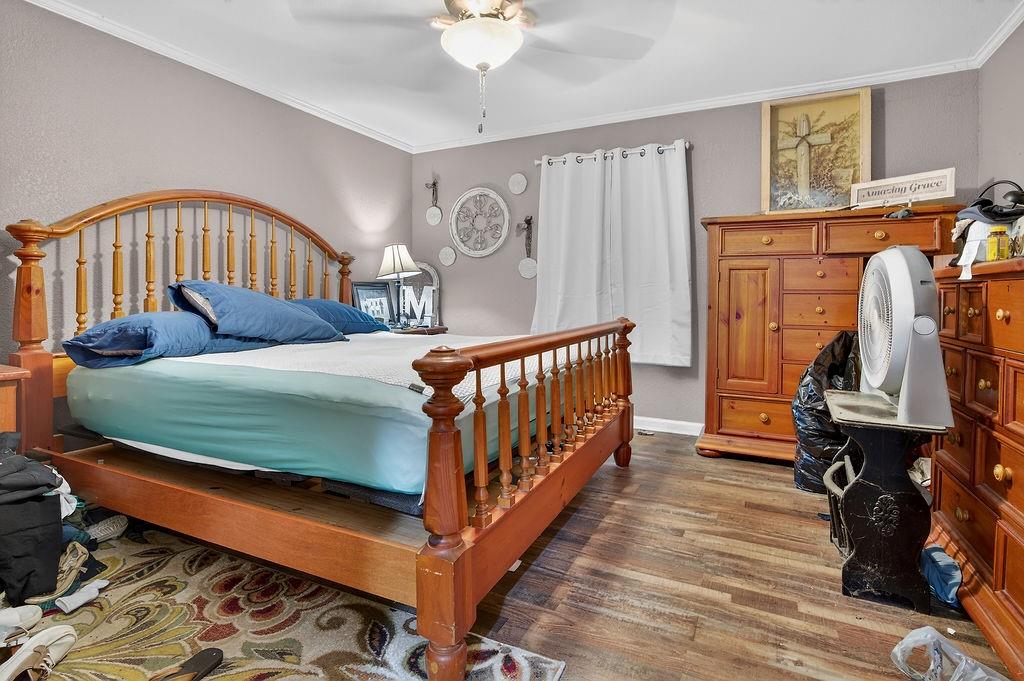 9474 Fm 804 Larue, TX 75770 - Photo 20 of 25 a bedroom with furniture and a window