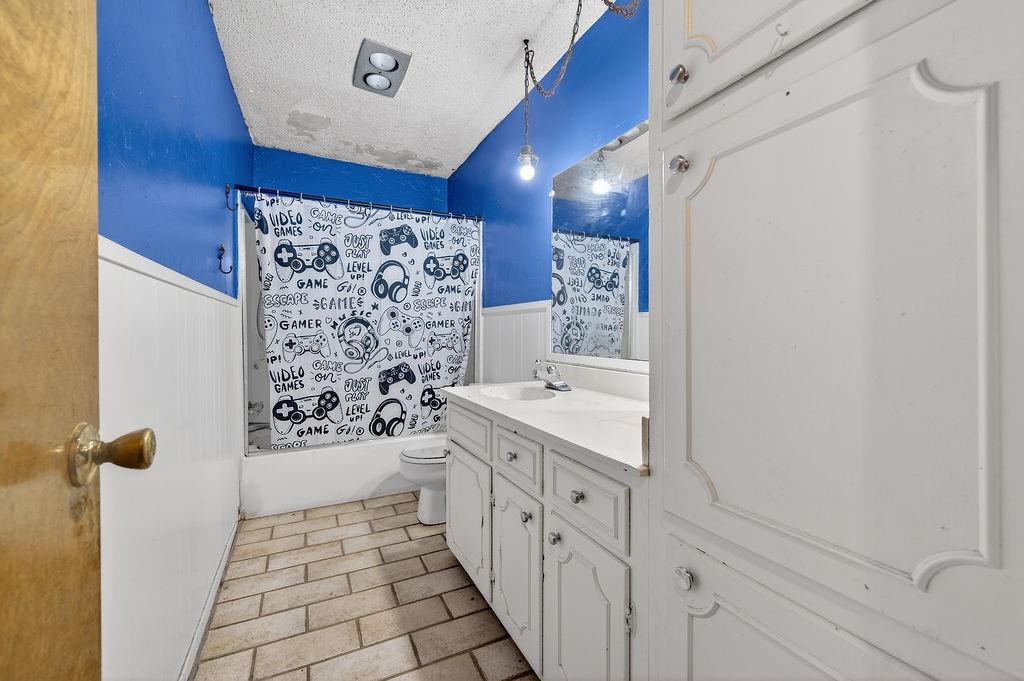 9474 Fm 804 Larue, TX 75770 - Photo 10 of 25 a bathroom with a sink a toilet and shower