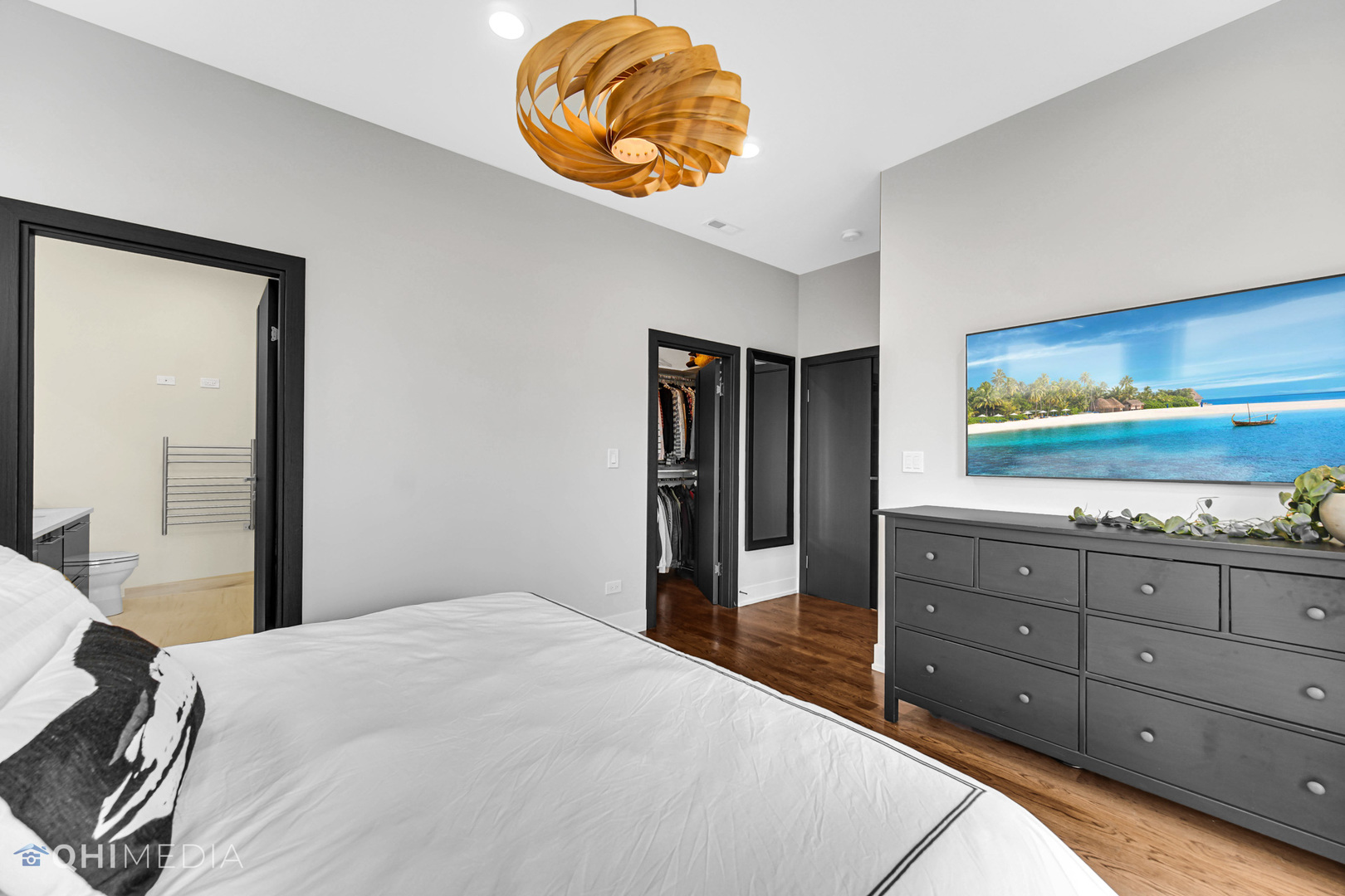 2238 West Walton Street, Unit 3 Chicago, IL 60622 - Photo 18 of 29 a bedroom with a bed and a dresser