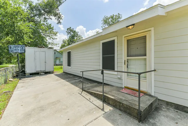 a view of a back yard of the house
