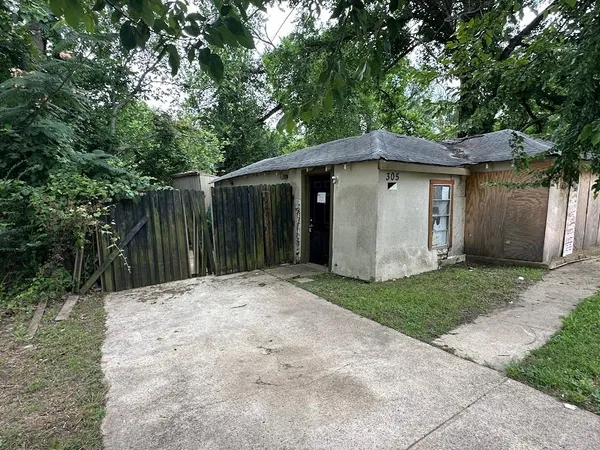 $73,999 | 305 West End Street, Terrell, TX 75160