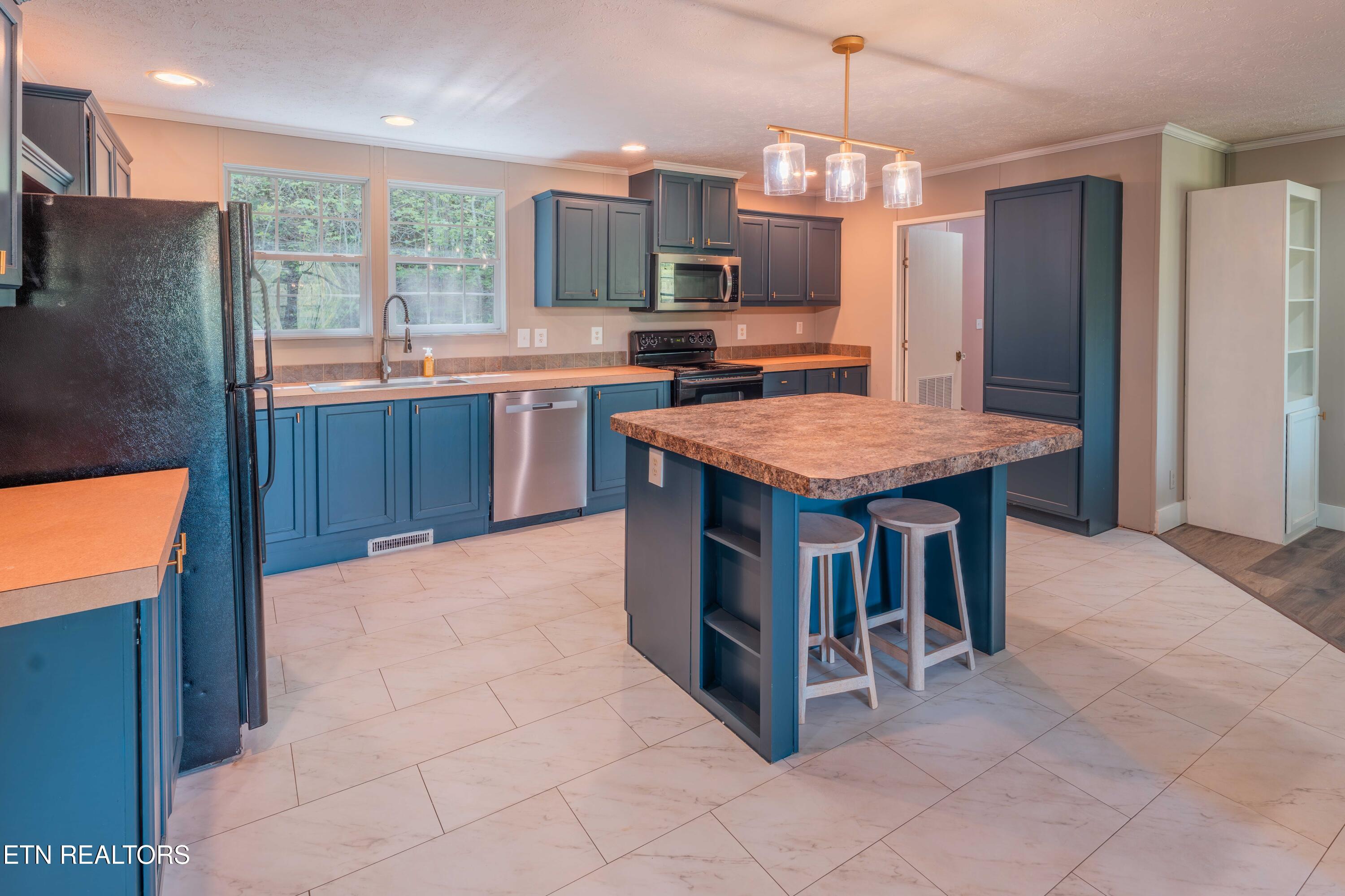 631 Laurel Road Clinton, TN 37716 - Photo 14 of 43 Modern Kitchen with Ample Storage