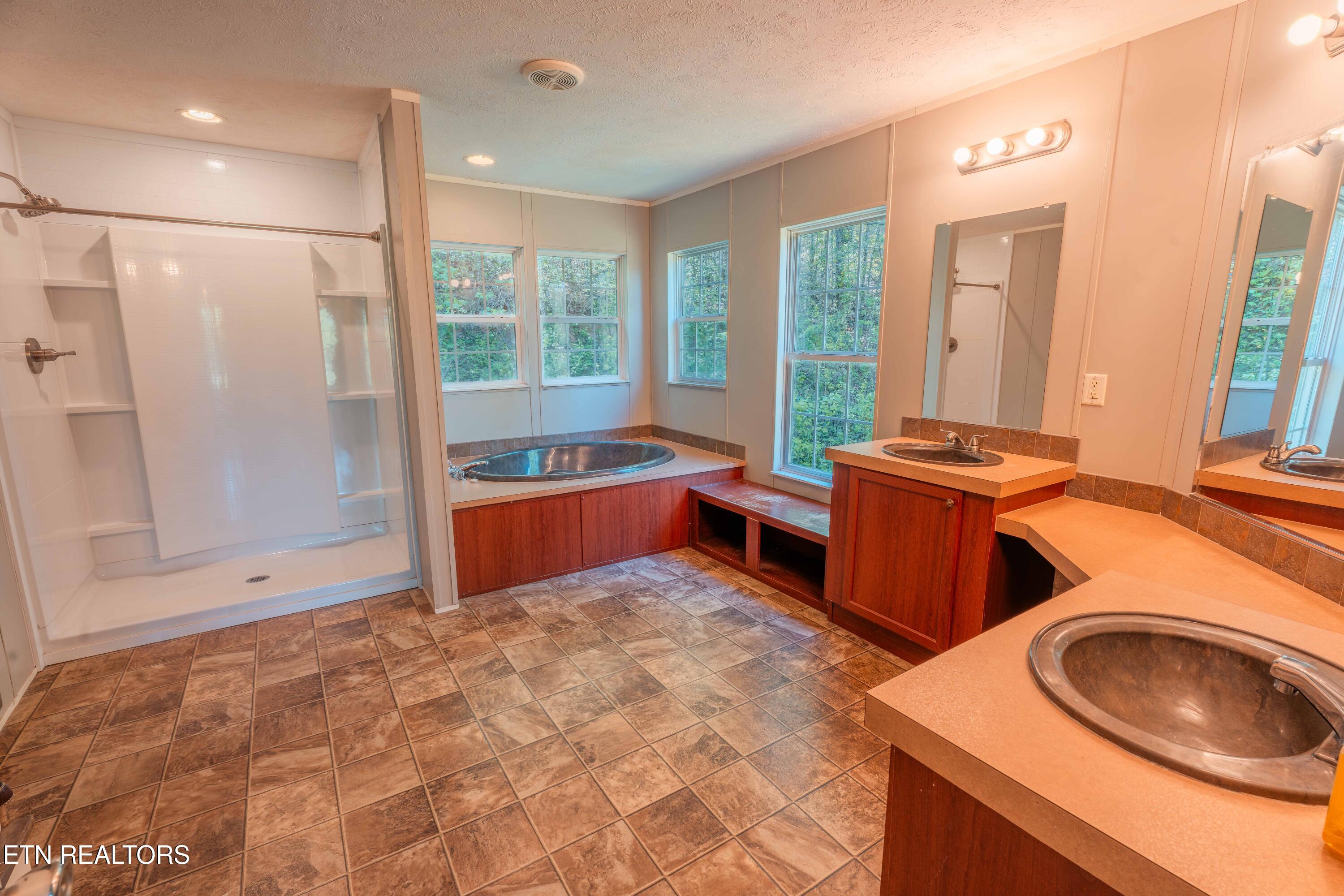 631 Laurel Road Clinton, TN 37716 - Photo 23 of 43 Ensuite Master Bath