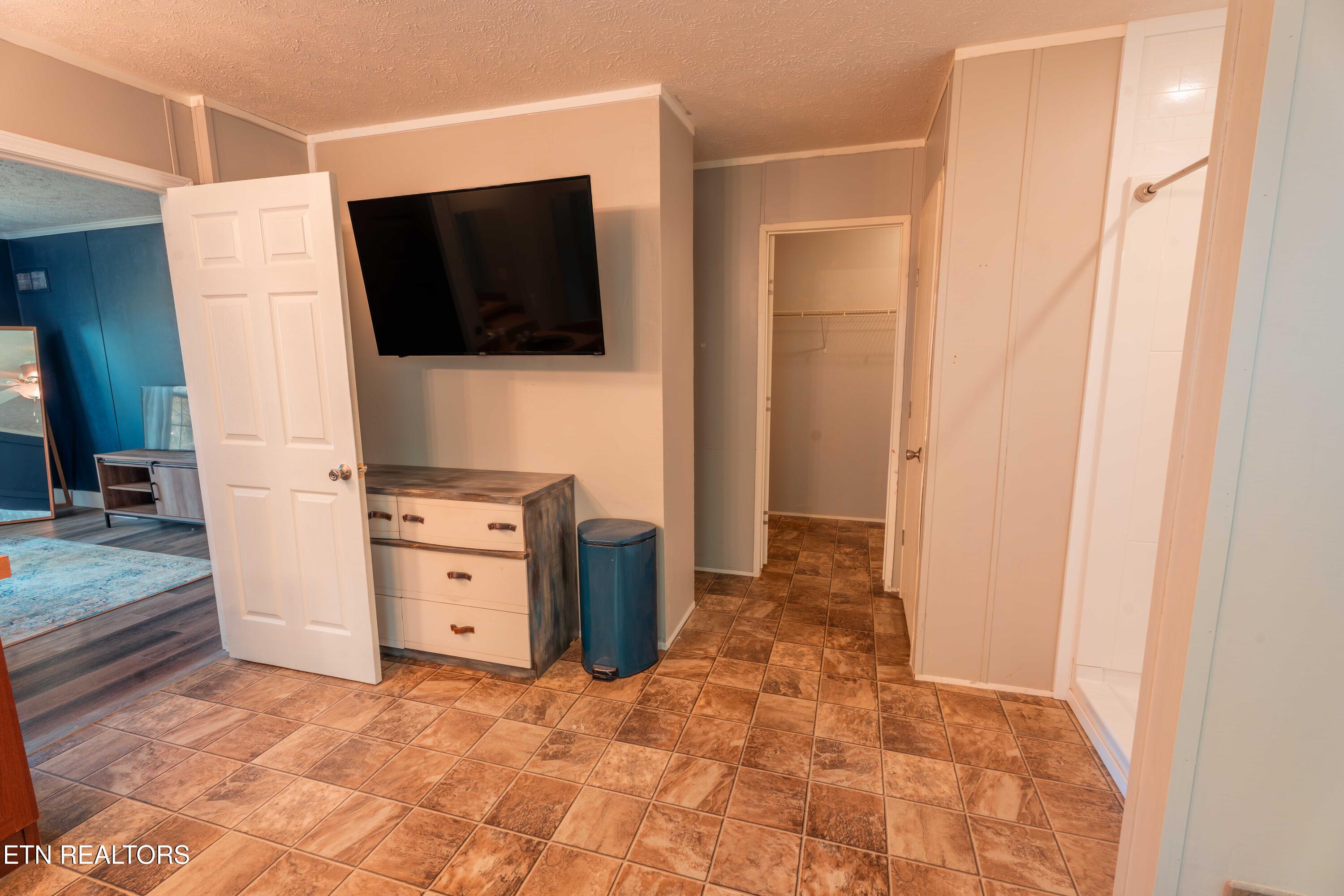 631 Laurel Road Clinton, TN 37716 - Photo 28 of 43 Ensuite Master Bath