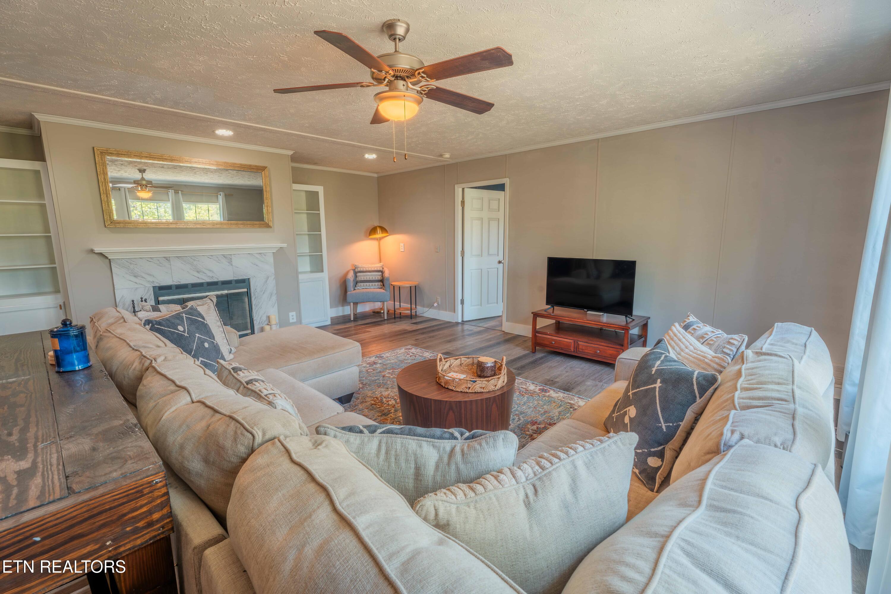 631 Laurel Road Clinton, TN 37716 - Photo 8 of 43 Spacious Light-filled Living Room