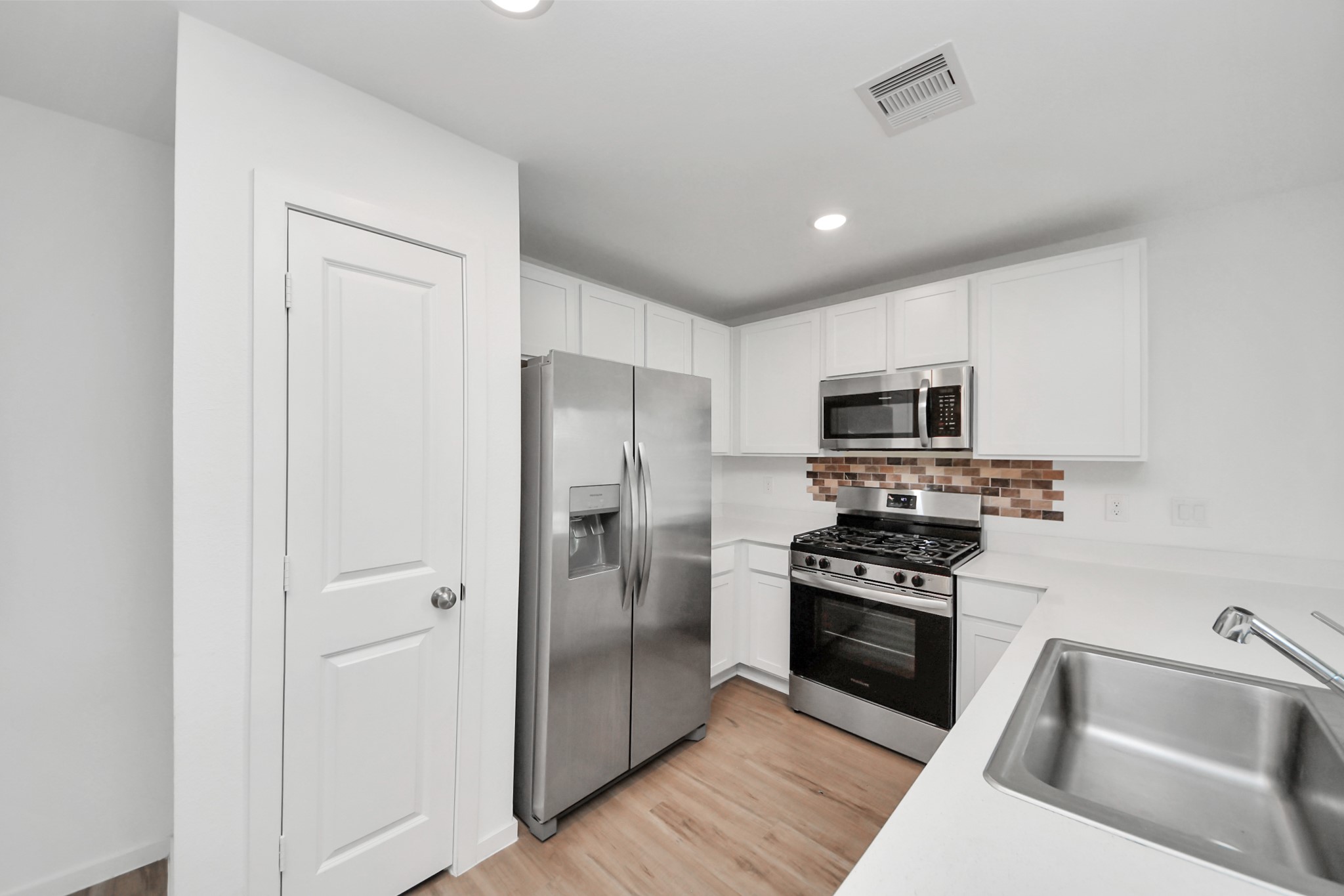 1607 Red Oak Drive Rosenberg, TX 77471 - Photo 4 of 39 Spacious kitchen with plenty of cabinet