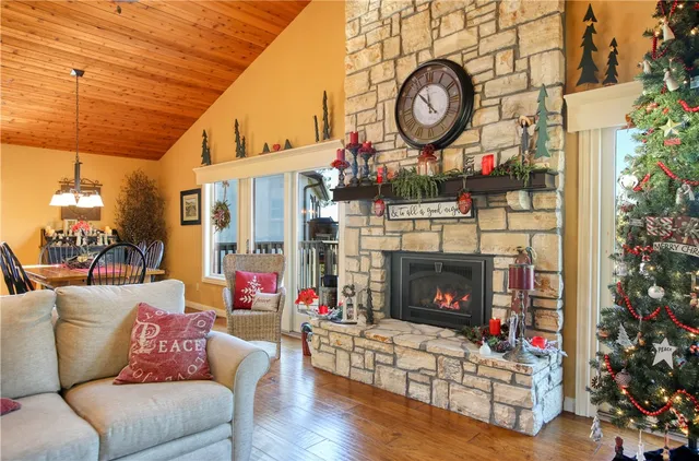 a view of entryway front of a house