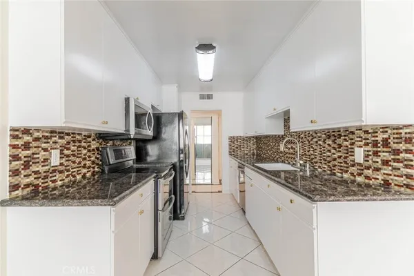 $3,400 | 14141 Dickens Street, Unit 211, Sherman Oaks, CA 91423