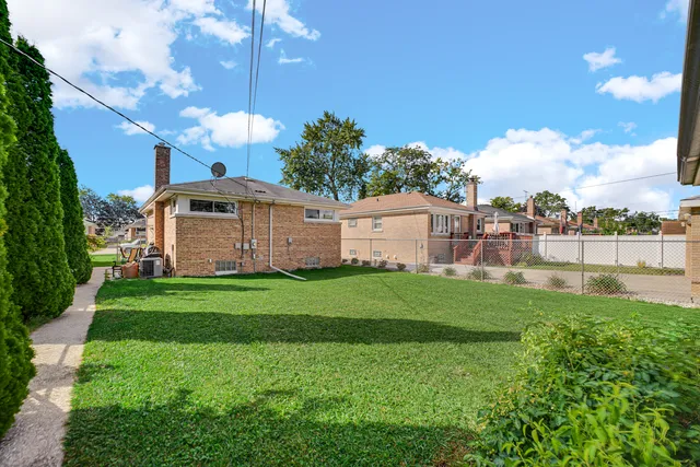 a view of a house with backyard