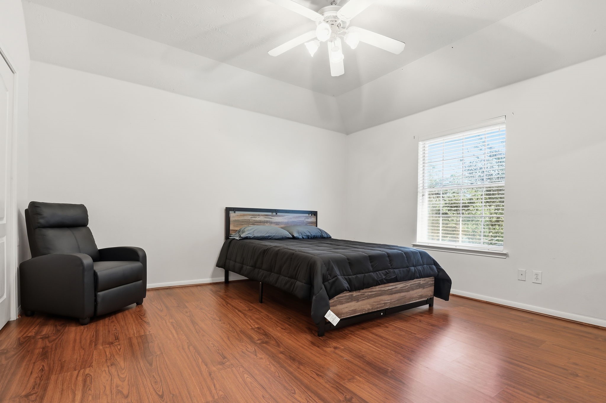 30615 Winlock Trails Drive Spring, TX 77386 - Photo 20 of 33 a spacious bedroom with a bed and a couch