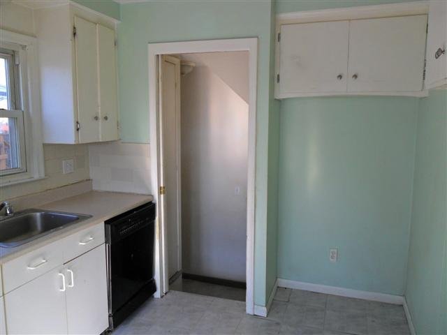 8437 Rivard Avenue Warren, MI 48089 - Photo 11 of 16 31087668-10.JPG