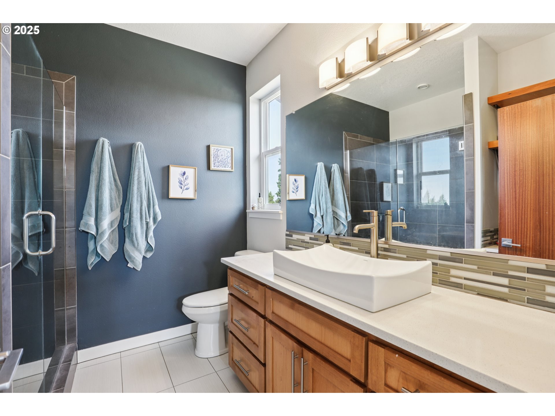 13005 South Casto Road Oregon City, OR 97045 - Photo 23 of 43 a bathroom with a sink a toilet a mirror and shower