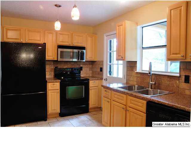 1421 Tropical Lane Alabaster, AL 35007 - Photo 5 of 31