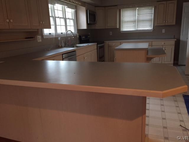 4437 Greenfield Road Bethlehem, PA 18017 - Photo 8 of 21 Penninsula seats 6 to 8