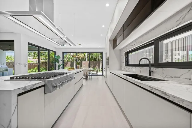 $3,195,000 | 618 Northeast 17th Way, Fort Lauderdale, FL 33304