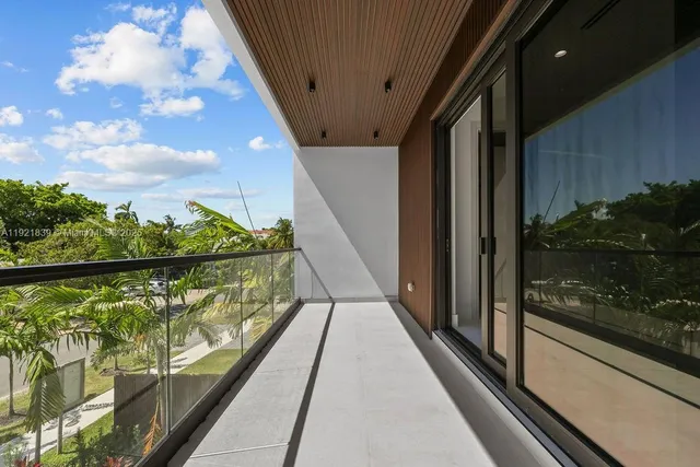 $3,195,000 | 618 Northeast 17th Way, Fort Lauderdale, FL 33304