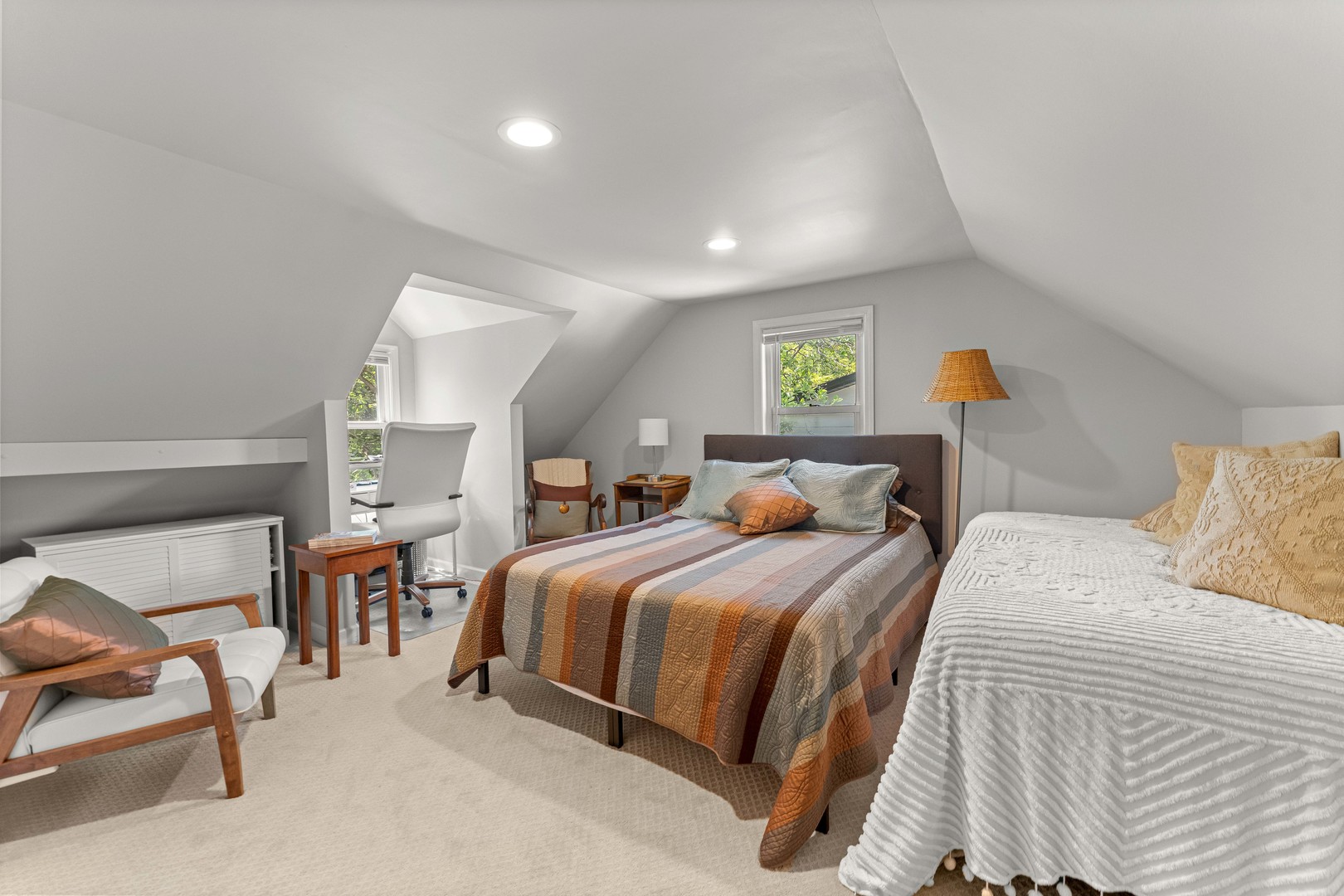725 North County Line Road Hinsdale, IL 60521 - Photo 15 of 34 a bedroom with a bed and a chair