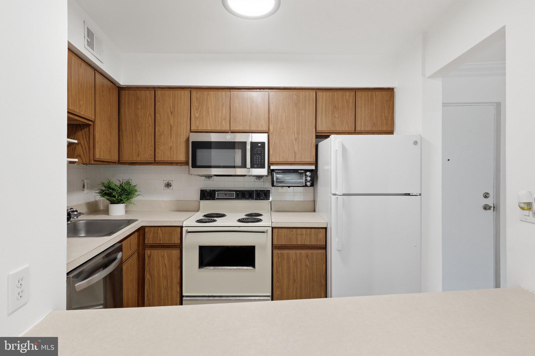 5810 Royal Ridge Drive, Unit G Springfield, VA 22152 - Photo 7 of 23