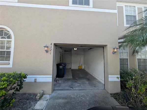 $2,400 | 4321 Deermont Circle, Tampa, FL 33624