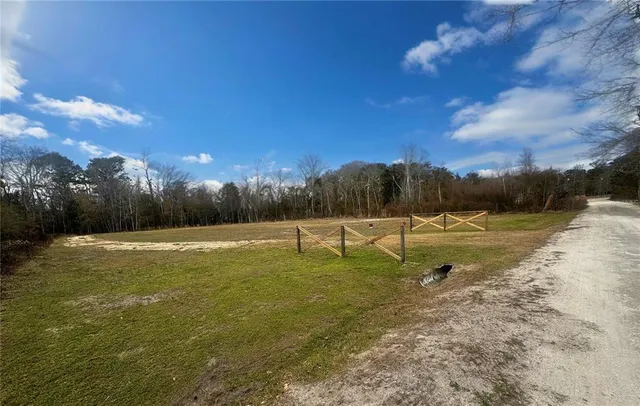 a view of a backyard